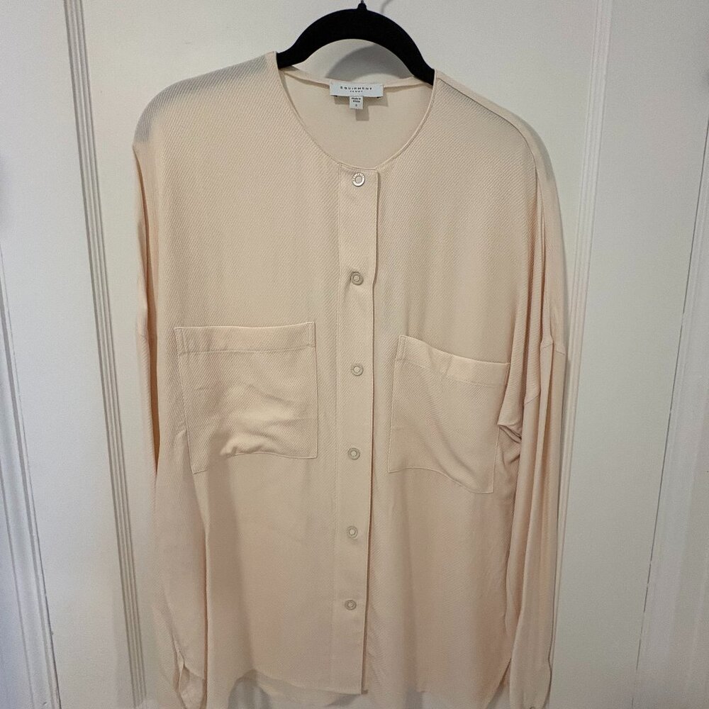 EQUIPMENT top in size Small.